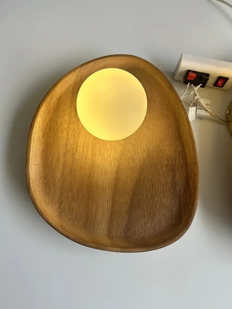 Sabina — Aplique de pared de madera con globo opal