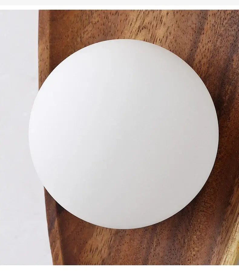 Sabu — Aplique de pared de madera con globo opal