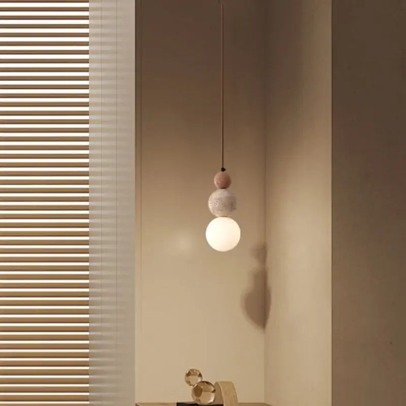 Orbe Terra — Lámpara colgante de travertino, madera y vidrio