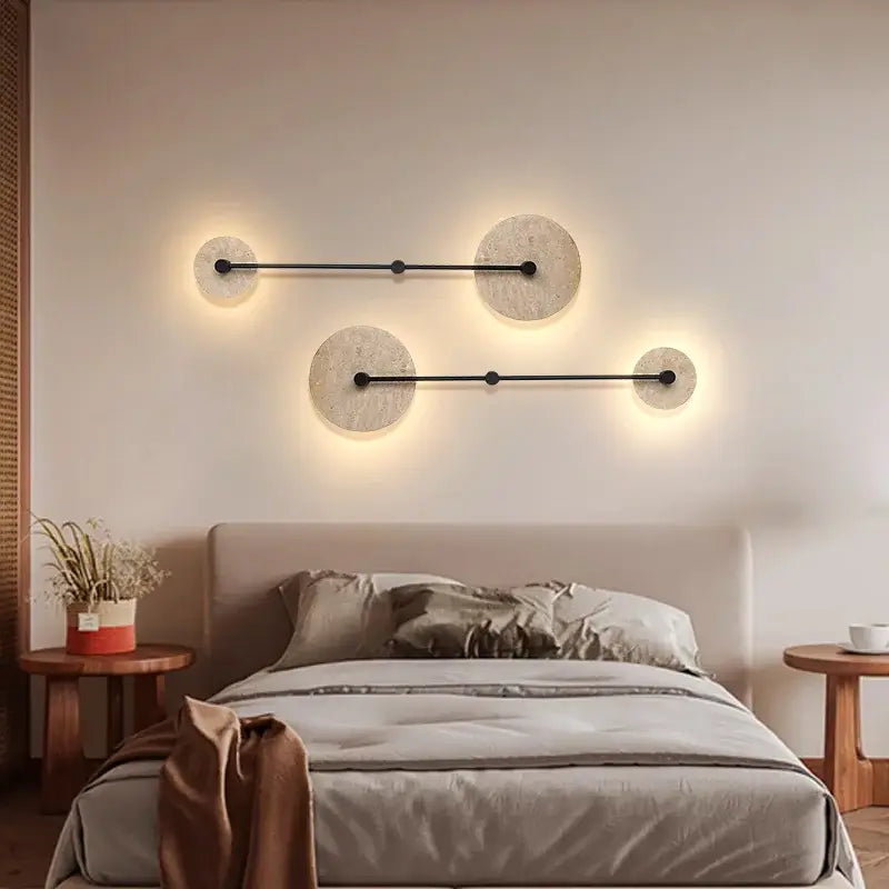 Halo Totem — Aplique de pared de travertino