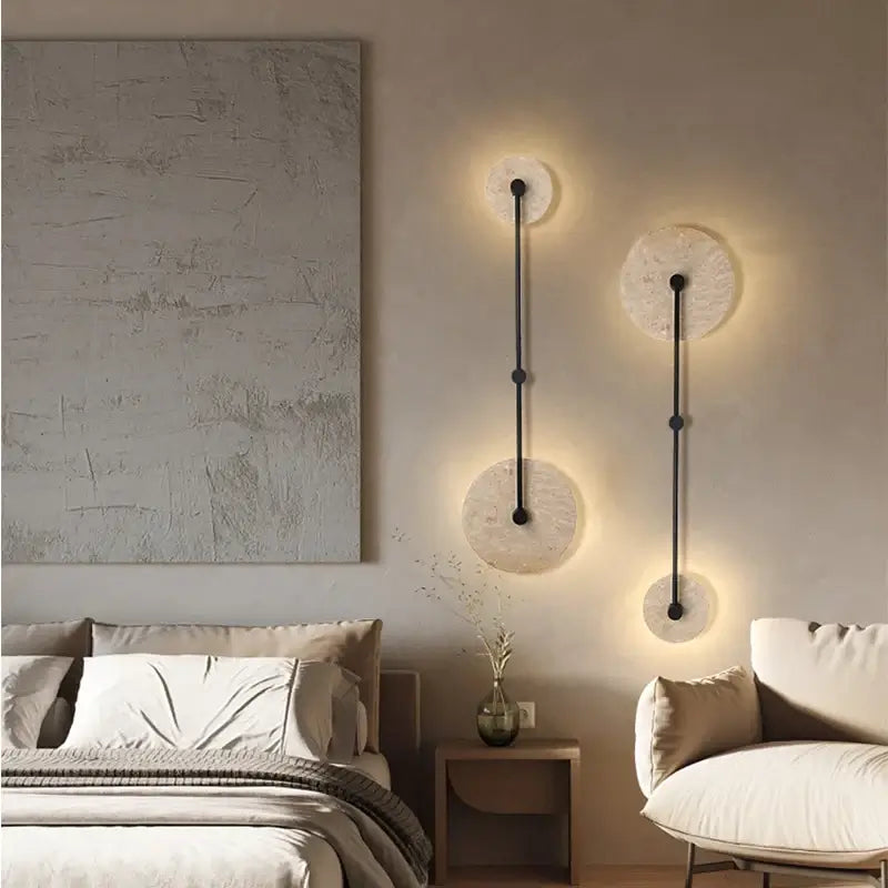 Halo Totem — Aplique de pared de travertino