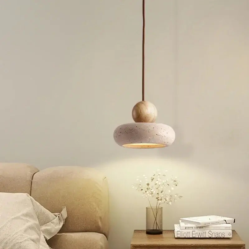 Grotto Claro — Lámpara colgante de travertino amarillo y madera