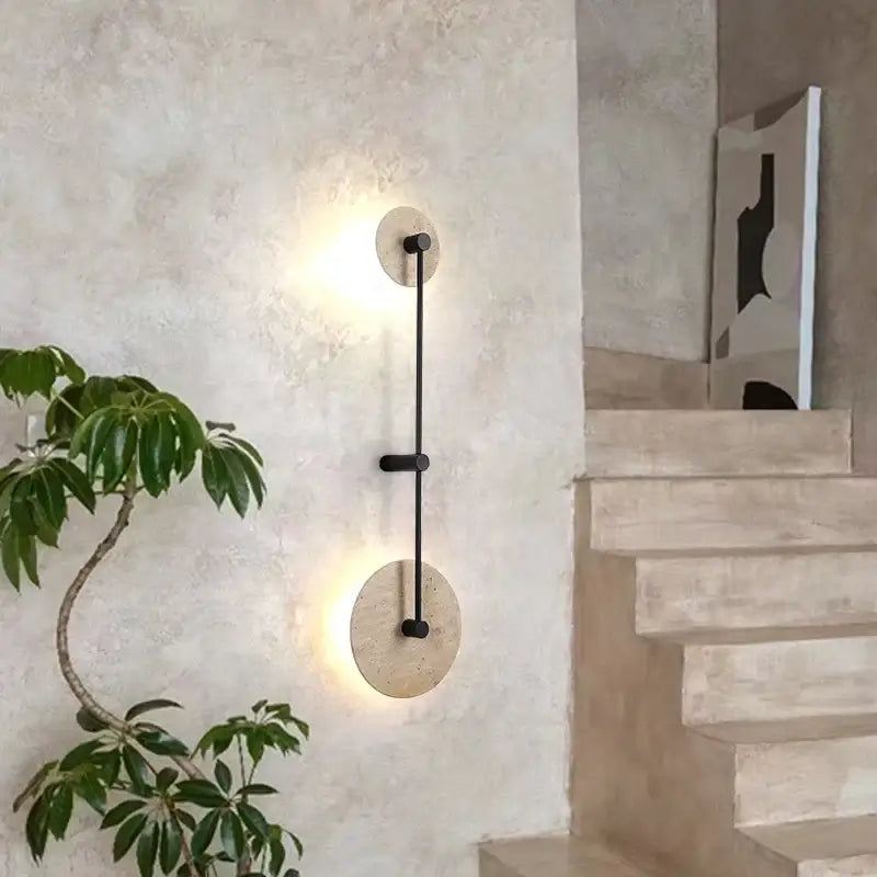 Halo Totem — Aplique de pared de travertino