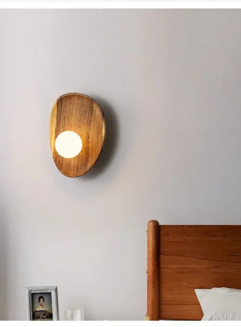 Sabina — Aplique de pared de madera con globo opal